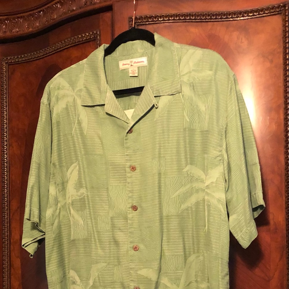 Tommy Bahama palm tone on tone shirt size L
